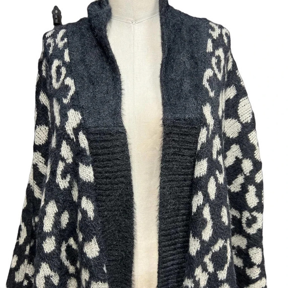 Anthropologie Akemi + Kin Louise Sweater Cardigan Leopard Print Black One Size - Picture 4 of 12